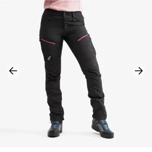 Revolution Race byxor - Gråa Friluftsbyxor från Revolution Race. Strl S med stretch vid insida lår längst benet. Modellen är GP pro pants. Sitter snyggt och skönt! Fint skick💕 Hör gärna av er vid funderingar. Skickar gärna fler egna bilder💓