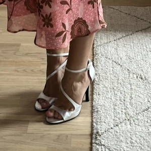 Silvriga klackar - Så snygga klackskor i en silvrig färg och en unik design