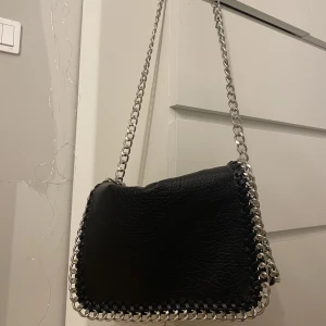 Tiamo Pricilla Väska svart - På denna väska från scorett (Tiamo) köpt för 550kr. Den är den större väskan (vet inte exakta storleken) och är oanvänd!💕 