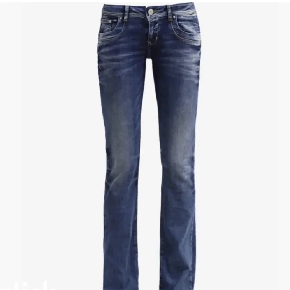 Säljer dessa sjukt snygga Ltb jeans i blå! Slutsålda överallt. Kommer inte Till användning därav säljer jag! Nypris är 800kr och mitt pris är 450kr! Använda men fint skick!❤️ Hör av er vid frågor . Jeans & Byxor.