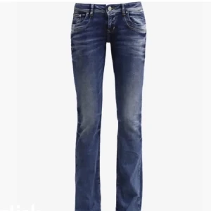 Ltb jeans! - Säljer dessa sjukt snygga Ltb jeans i blå! Slutsålda överallt. Kommer inte Till användning därav säljer jag! Nypris är 800kr och mitt pris är 450kr! Använda men fint skick!❤️ Hör av er vid frågor 