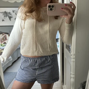 From future tröja - Vit kashmirhoodie från From Future💗supersnygg😍något nopprig men går lätt att ta bort! Skulle säga storlek xs men passar mig som har s