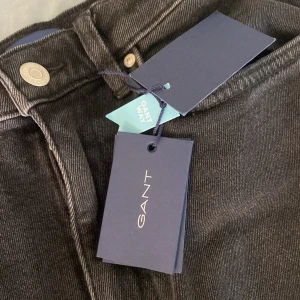 Jeans från gant - säljer mina nya jeans från gant prislappen och allt kvar. Inte en ända fläck helt nya! Nypris 750kr säljer för 250!💕