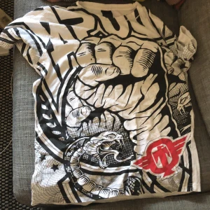 Tapout tshirt  - Aaasfet tapout t-shirt. Mycket gott skick. Står storlek XL men passar mer som M/L. Kom privat för fler bilder, pris kan diskuteras.