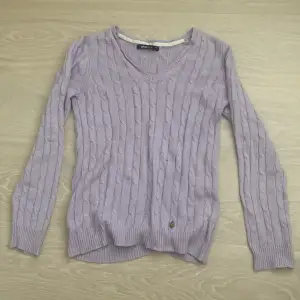 En stickad tröja från Gina tricot i en fin ljus lila färg💜Köparen står för frakt.