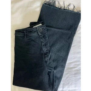 Svarta jeans  - Snygga jeans som är tighta vid rumpan och har större rakare ben. Fint skick