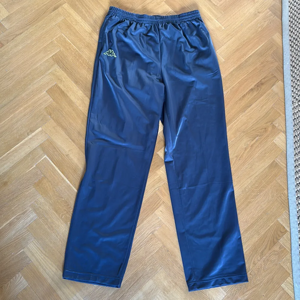 Bänger tracksuit i polyester. Storleken är xl men passar L. Är grå men ser blåare ut på bilden bara. Farkut & Housut.