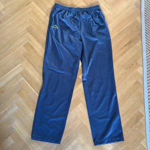 Kappa tracksuit - Bänger tracksuit i polyester. Storleken är xl men passar L. Är grå men ser blåare ut på bilden bara