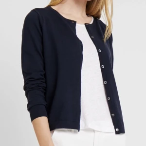Tommy Hilfiger Cardigan - Elegant kofta som inte passar mig längre i storlek S, finns ett jättelitet hål på insidan av överarmen som inte syns när man har på sig den. Originalpris 1,295