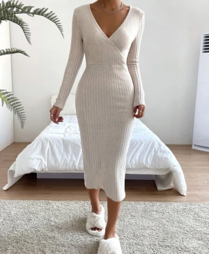 Klänning  - Säljer denna oanvända klänning i färg som på bilden/aprikos. Storlek s  Riktigt mjukt skönt material 