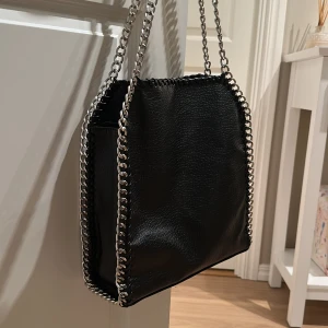 Tiamo Väska nyskick  - Väldigt fin💕tiamo väska  som är i fint skick och bara använd några få gånger. Pris kan diskuteras , kontakta mig om du vill ha fler bilder. Ny pris 599💕