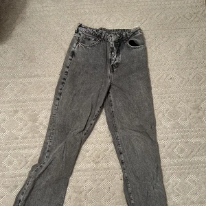 Jeans från bikbok  - Superfina och jättesköna jeans från Bikbok, cirka 6 månader gamla i storlek 29/32