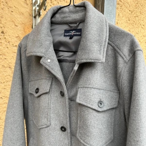 Kappa/Overshirt i ull-mix (nyskick) - Snygg och varm jacka (som en kortare rock). Den blev använd en gång och sedan hängandes. Stor i storlek, dvs passar både S men även M. 4% ull.  Rygg: 70 Ärm: 48 Bröstvidd: 50