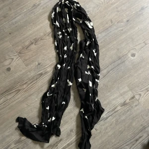 Sjal - Vit å svart fin sjal 