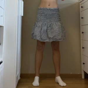 Volang kjol - Kjol med volang. Svart/vit rutig. Stretchig. Använd 1 gång, gott skick. Strl S
