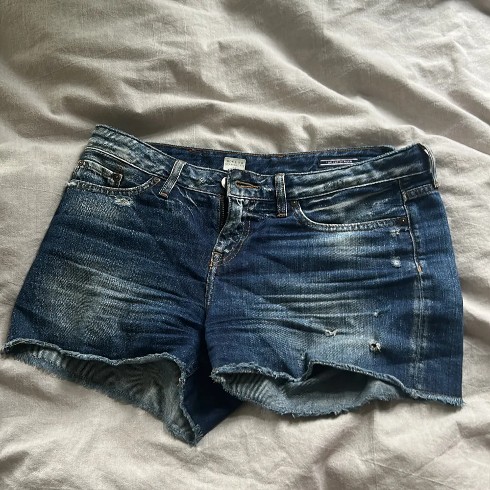Blåa jeansshorts, köpta för 500kr. Shorts.