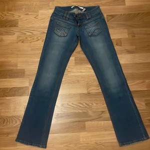 Only Jeans - Lågmidjade Only jeans, storlek 32/34