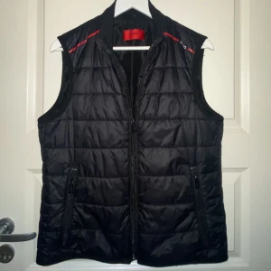 Oanvänd Hugo Boss Väst  - Hugo boss väst helt ny köpt för 1700kr Först till kvarn