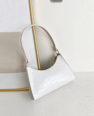 Vit väska - Finns mycket plats att lägga in grejer. Helt vit inne är det svart som du ser. använd några gånger🤍