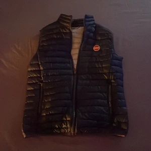 Colmar väst - Säljer min colmar väst som har blivit för liten, den är i 8/10 skick och är äkta