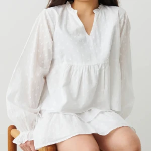 Vit blus - Så söt vit blus från Gina Young!💗 Den är storlek 164 men passar xs/s💕Nyskick och passar jättefint till allt 😁 skicka att meddelande om ni har någon fråga, jag fraktar med postnords blåa påse så frakten är 43 eller 66kr beroende vad den får plats i 🥰💗