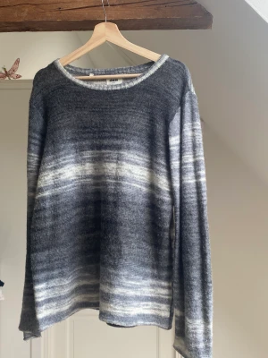 Stickad tröja - Superfin grå och vit stickad tröja, super mjuk och mysig nu till hösten💓