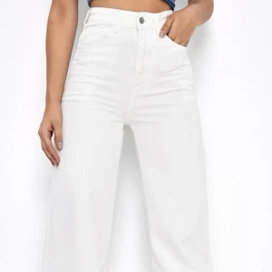 Vita jeans  - Hög midjade vita jeans. Använd en gång. Fina jeans vid frågor skriv.