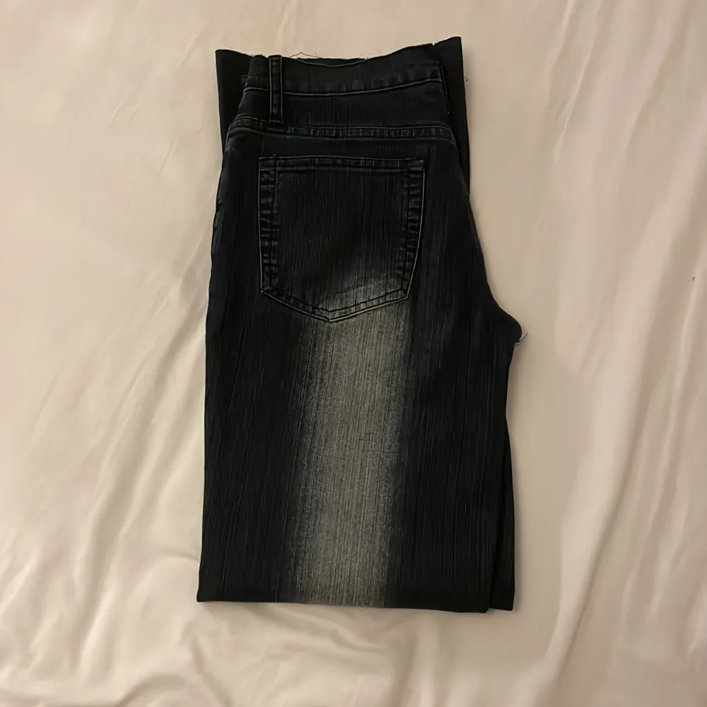 Ascoola jeans köpa på Plick men tyvärr för små för mig. Har riktigt coola detaljer på framsidan och stonewashed svarta 💕 skriv vid frågor och använd gärna köp nu . Jeans & Byxor.