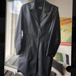 Äkta läder/skinnkappa - Säljer nu min älskade finaste läderkappa! Älskat den här med mitt liv, den sitter så fint, men används tyvärr inte lika mycket längre och jag behöver TYVÄRR rensa. Storlek 38, sitter som en smäck på mig som är 173cm!