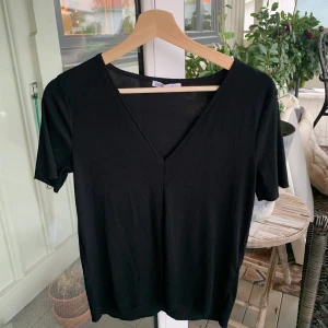 T-shirt Zara - Svart tunn ribbad T-shirt från Zara i storlek S Använd men bra skick