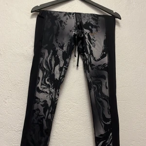 Träningsbyxor  - Träningsbyxor som är använda men i bra skick förutom att loggan är lite repad. 