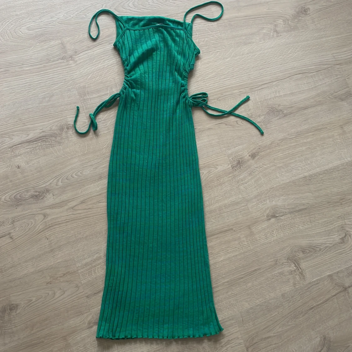 Grön klänning med cutouts på sidan - 91