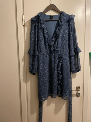 Söt klänning - M - Jättesöt klänning i fint skick  Använd fåtal ggr 