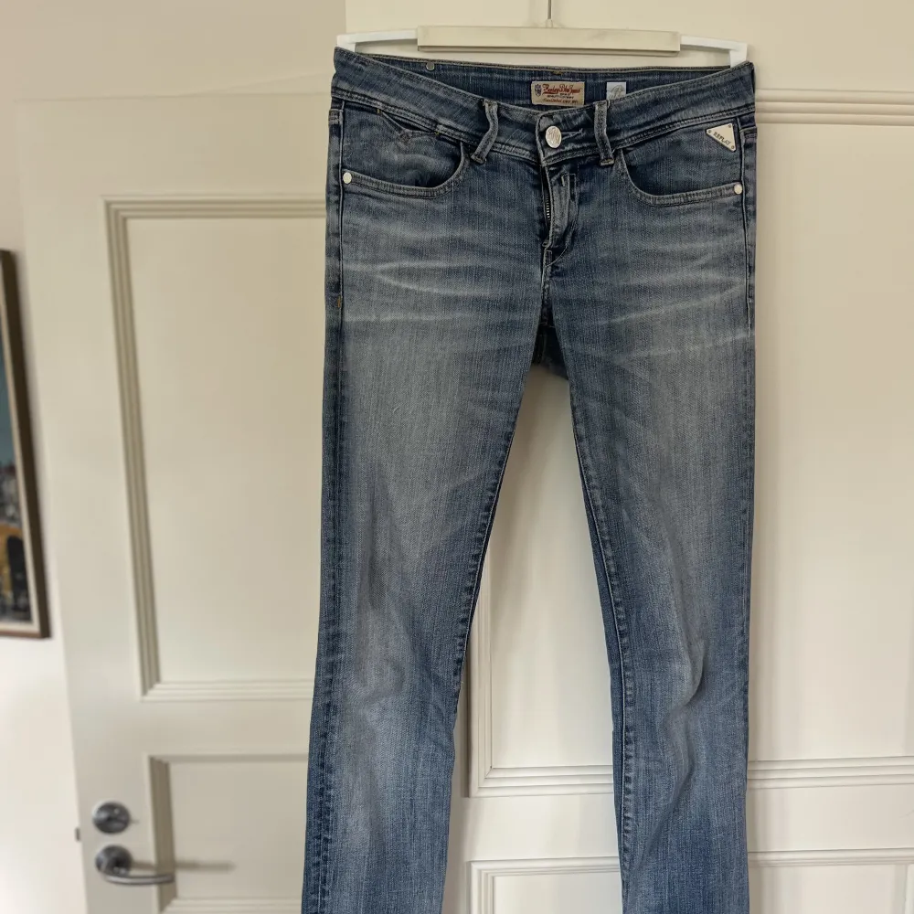 säljer dessa fina lågmidjade Replay jeans. Bra skick. Säljer för att de inte kommer till användning längre💕skriv för fler bilder . Jeans & Byxor.