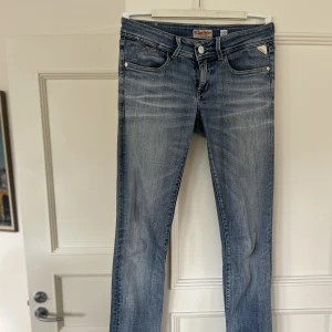 lågmidjade replay jeans  - säljer dessa fina lågmidjade Replay jeans. Bra skick. Säljer för att de inte kommer till användning längre💕skriv för fler bilder 