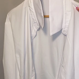 Skjorta  - Den är typ som en korsett vid midjan 