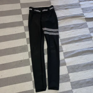 Stronger byxor - svara/mörkgråa - Bra skick, har använt de rätt mycket men är fortfarande gott som nya. De är alderles för små för mig nu, jag använde de i typ 2019.