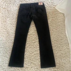 True Religion Jeans - Ett par as snygga byxor som tyvärr tyvärr är för korta på mig. Saknar dock knappen där fram men går lätt att sy på. Endaste testat då jag köpte från Sellpy💞💞
