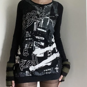 Grunge/y2k tröja - Cool vintage y2k/grunge tröja med två fickor framtill 🖤 Kan användas som tröja eller klänning! Står ingen storlek men jag på första bilden är 175cm och brukar ha S i tröjor 🖤