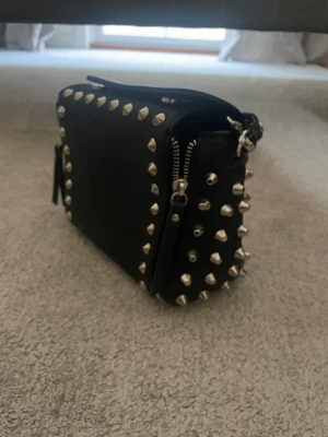 Handväska från Zara - Supercool Handväska från Zara, gott skick med i använt skick se bild 3. 