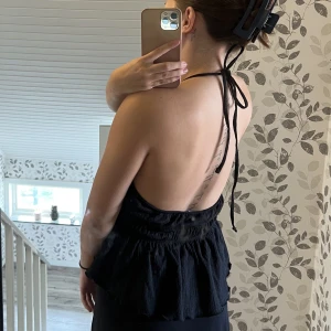 Monki blus - Svart blus från monki med öppen rygg. Superfin & säljes för den är för stor :( Oanvänd!