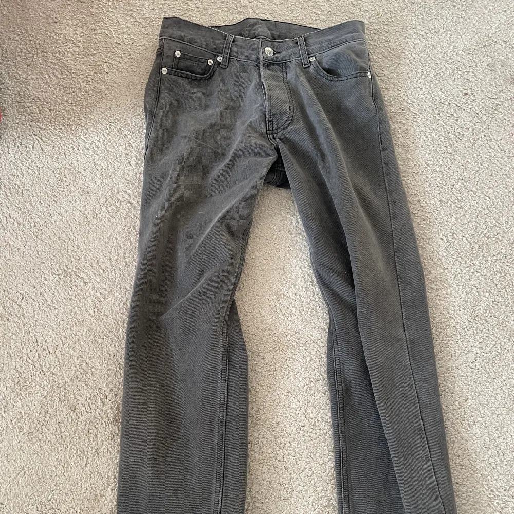 Mörkgråa jeans i storlek 28 Aldrig använda så helt nya . Jeans & Byxor.