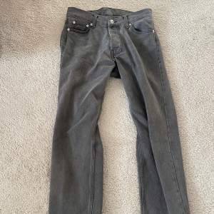 Mörkgråa jeans i storlek 28 Aldrig använda så helt nya 