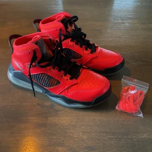 NIKE AIR JORDAN MARS 270 PSG PARIS - Som nya endast provade. De hamnade i skåpet och swish så var de för små för sonen.  Medföljer även röda snören. Strl US 9 Eu 42,5 = 27cm  Tyvärr finns ingen kartong till skorna. 