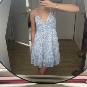 Sommarklänning  - Fin sommarklänning från other stories! Aldrig använd🫶🏻