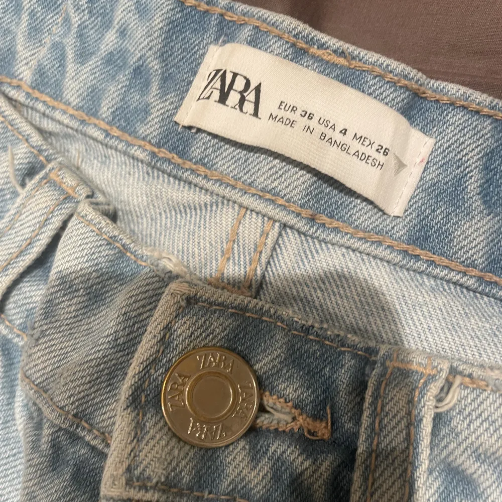 Säljer dessa supersnygga zara jeans i storlek 36, de är i bra skick. Sparsamt använda 💕 skicka om ni vill ha fler bilder (lånad bild). Jeans & Byxor.