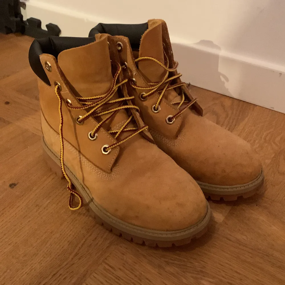 Klassiska Timberlands i färgen brun. Passar perfekt nu till vinter och är i ett väldigt fint skick! Knappt använda.. Skor.