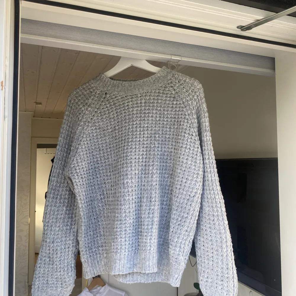 En grå stickad sweatshirt från lager 157. Superskönt tröja som värmer och är mysig. Passar till alla sortens plagg. Stickat.