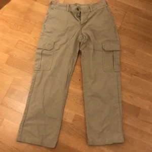 Dickies byxor - Skate byxor med fickor på benen. Perfekta för att skates med eller annat. Straight fit, storlek 32-30. 