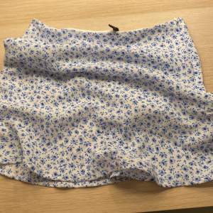 En jätte söt kjol som jag köpte på h&m förra sommaren för 200kr hann tyvärr bara komma till användning 1 gång och säljer nu för 50kr som ny!!😍💙